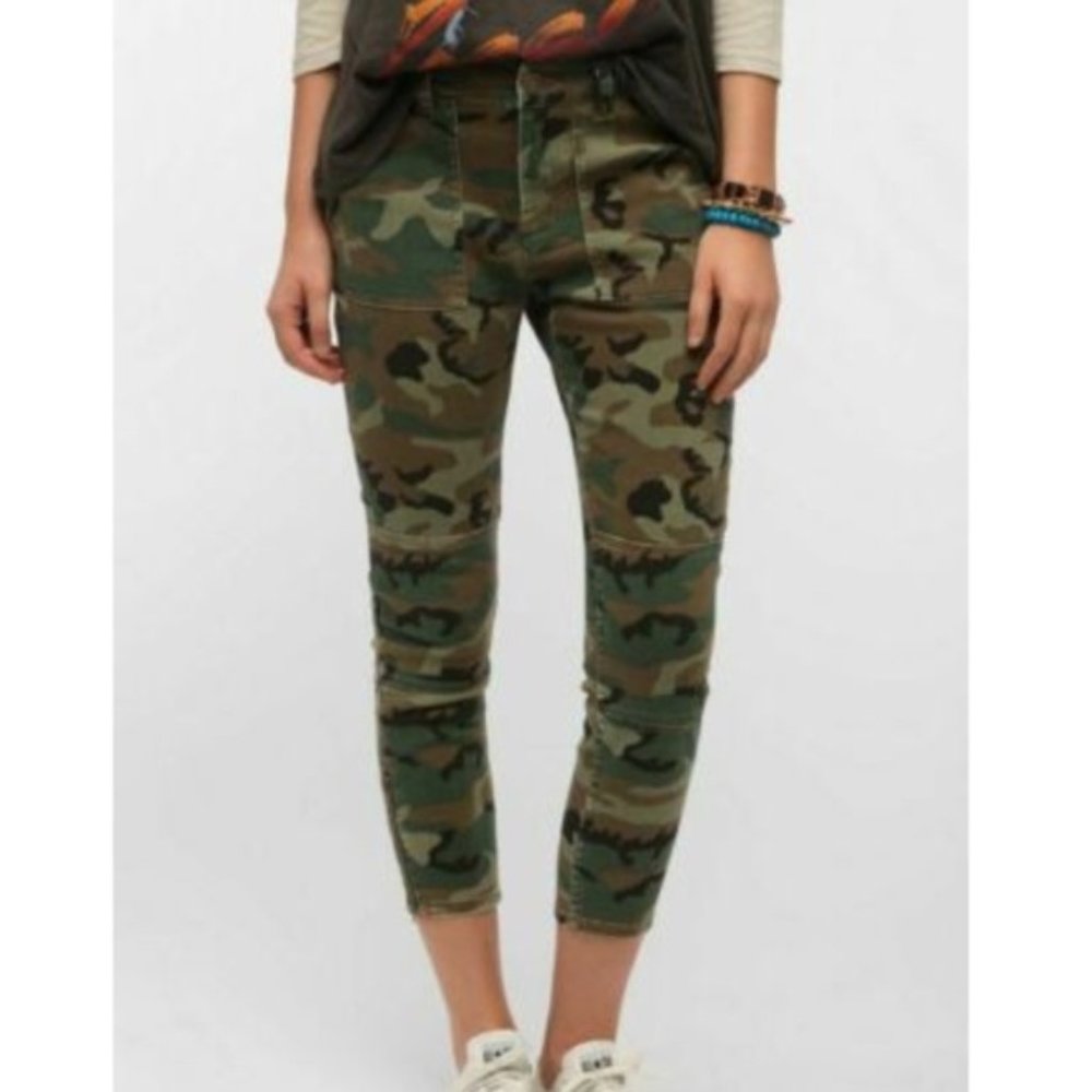 BDG Urban Outfitters Camo Cargo Ankle Zip Pants 28